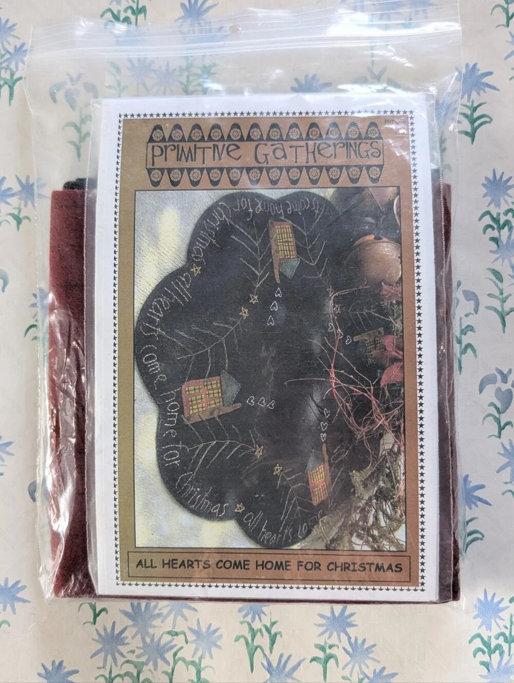 Primitive Gatherings All Hearts Come Home For Christmas Table Mat Kit NEW Wool